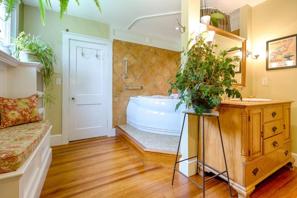 Howarth House Bed And Breakfast Fitchburg Eksteriør billede