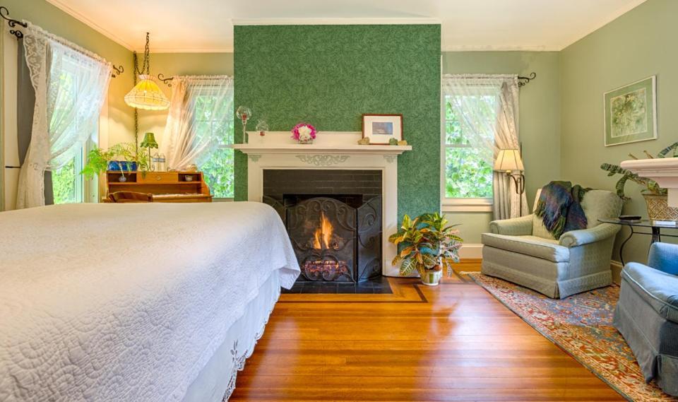 Howarth House Bed And Breakfast Fitchburg Eksteriør billede