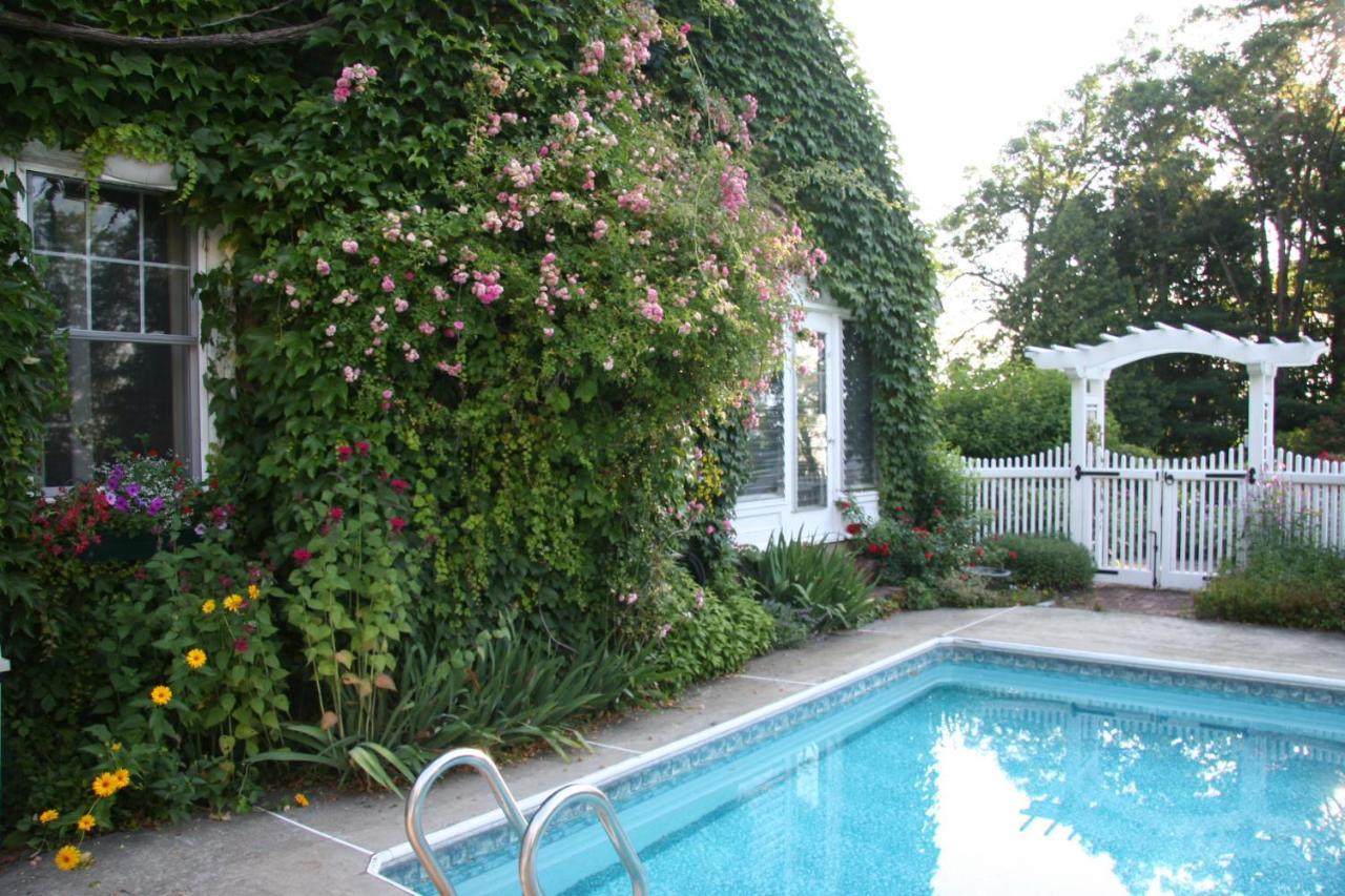 Howarth House Bed And Breakfast Fitchburg Eksteriør billede