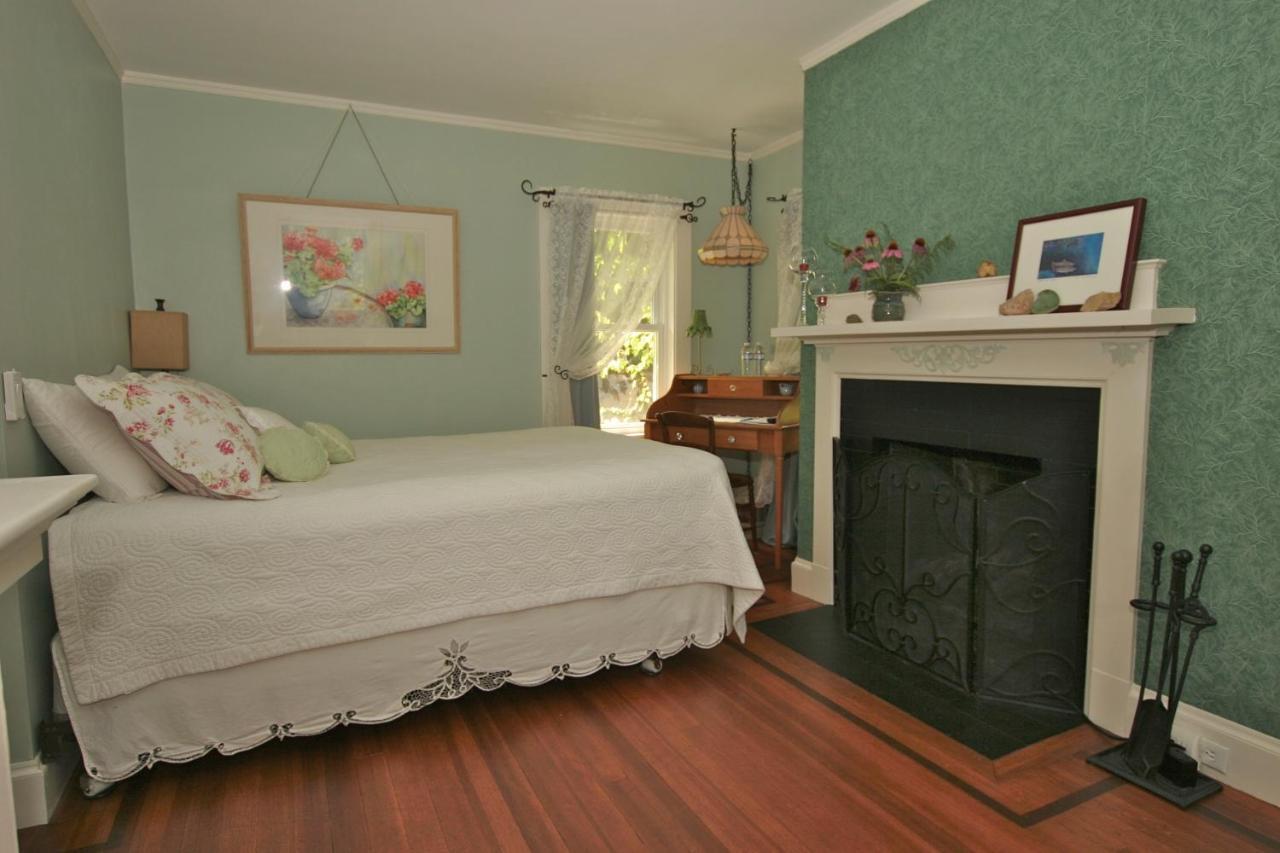 Howarth House Bed And Breakfast Fitchburg Eksteriør billede
